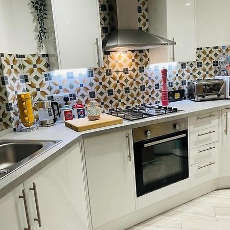 Bagshot Pennyhill Camberley Ascot Luxury 2 Beds 1 Bath Sleeps 4 Pets Ok Permit Parking Apartment Exterior foto