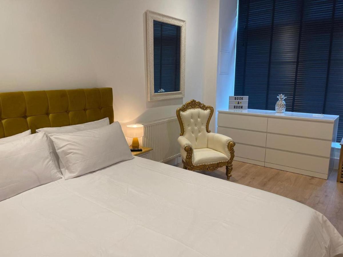 Bagshot Pennyhill Camberley Ascot Luxury 2 Beds 1 Bath Sleeps 4 Pets Ok Permit Parking Apartment Exterior foto