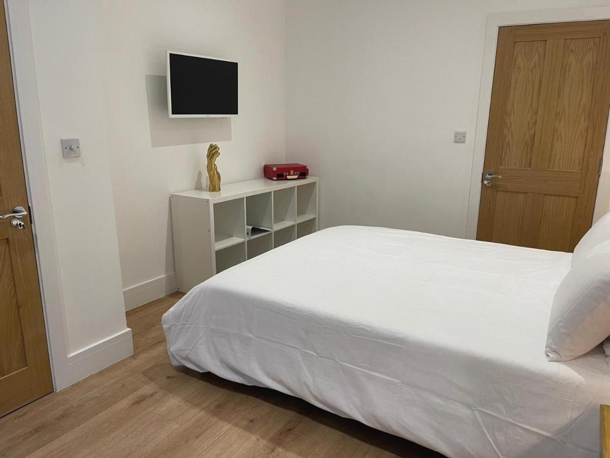 Bagshot Pennyhill Camberley Ascot Luxury 2 Beds 1 Bath Sleeps 4 Pets Ok Permit Parking Apartment Exterior foto