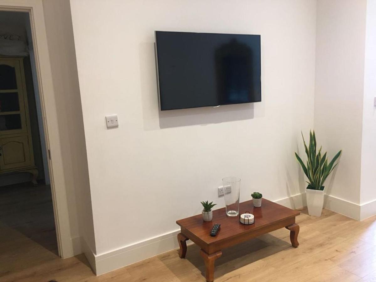 Bagshot Pennyhill Camberley Ascot Luxury 2 Beds 1 Bath Sleeps 4 Pets Ok Permit Parking Apartment Exterior foto