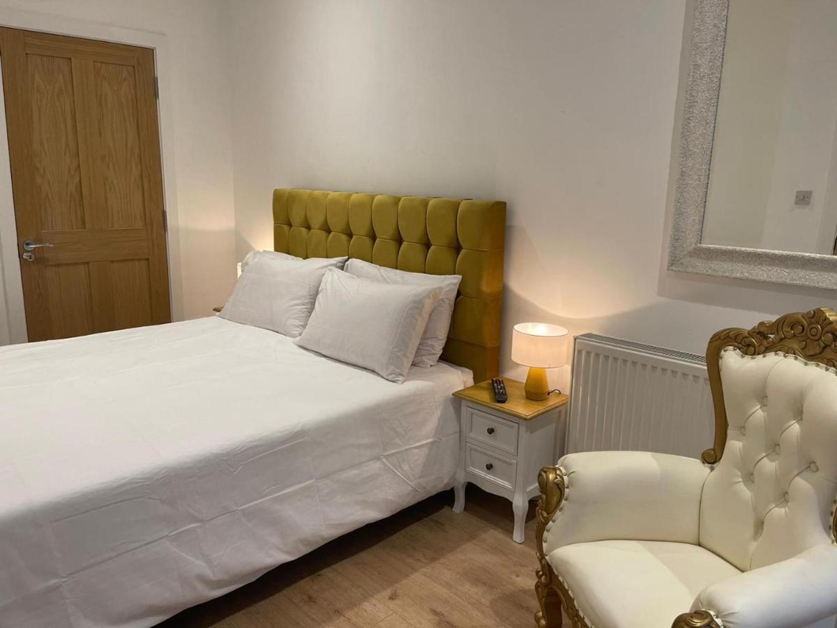 Bagshot Pennyhill Camberley Ascot Luxury 2 Beds 1 Bath Sleeps 4 Pets Ok Permit Parking Apartment Exterior foto