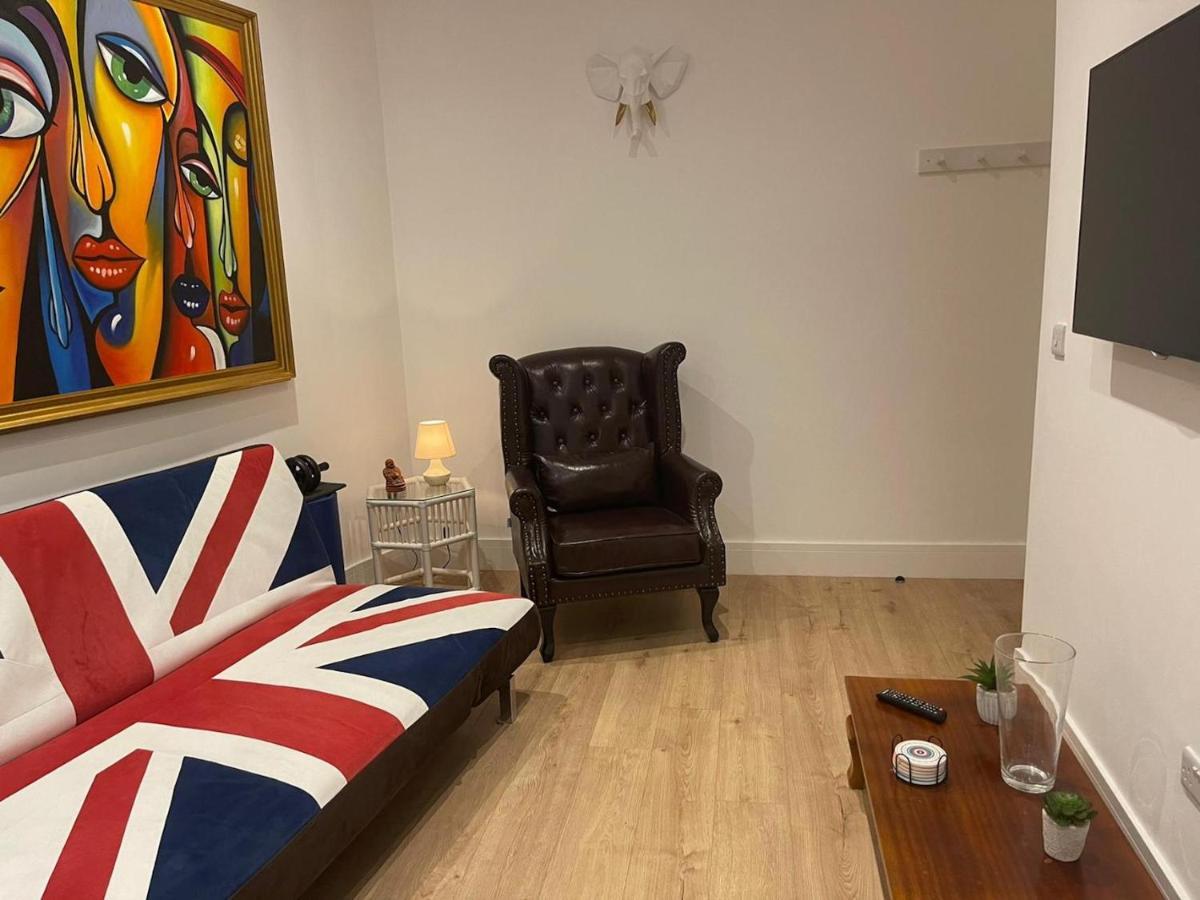 Bagshot Pennyhill Camberley Ascot Luxury 2 Beds 1 Bath Sleeps 4 Pets Ok Permit Parking Apartment Exterior foto