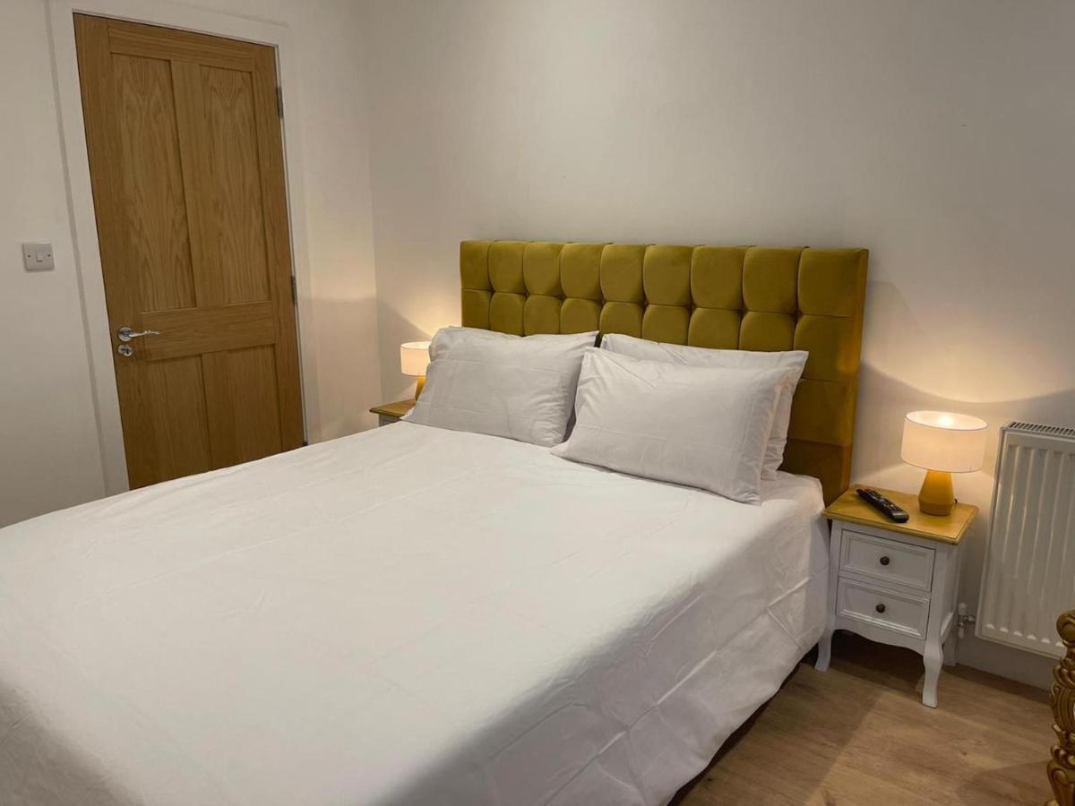 Bagshot Pennyhill Camberley Ascot Luxury 2 Beds 1 Bath Sleeps 4 Pets Ok Permit Parking Apartment Exterior foto