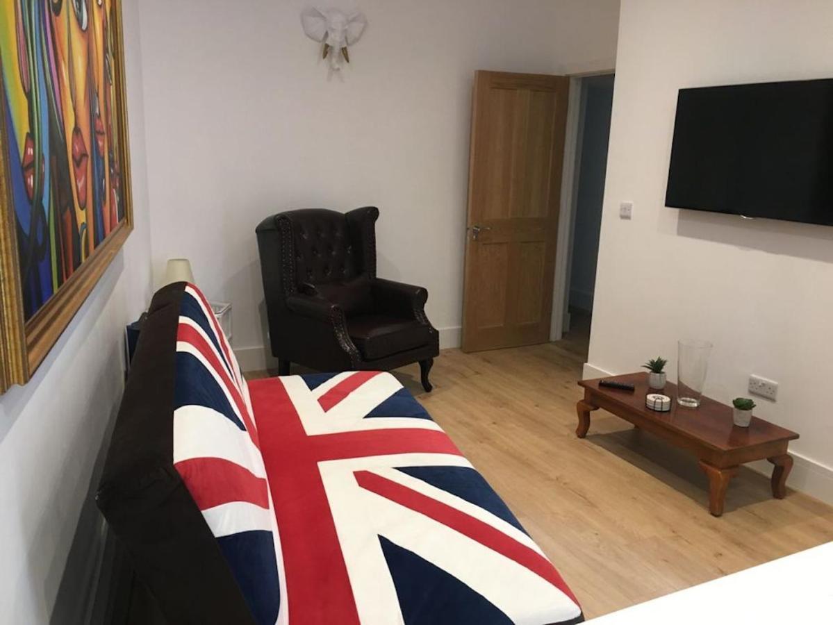 Bagshot Pennyhill Camberley Ascot Luxury 2 Beds 1 Bath Sleeps 4 Pets Ok Permit Parking Apartment Exterior foto