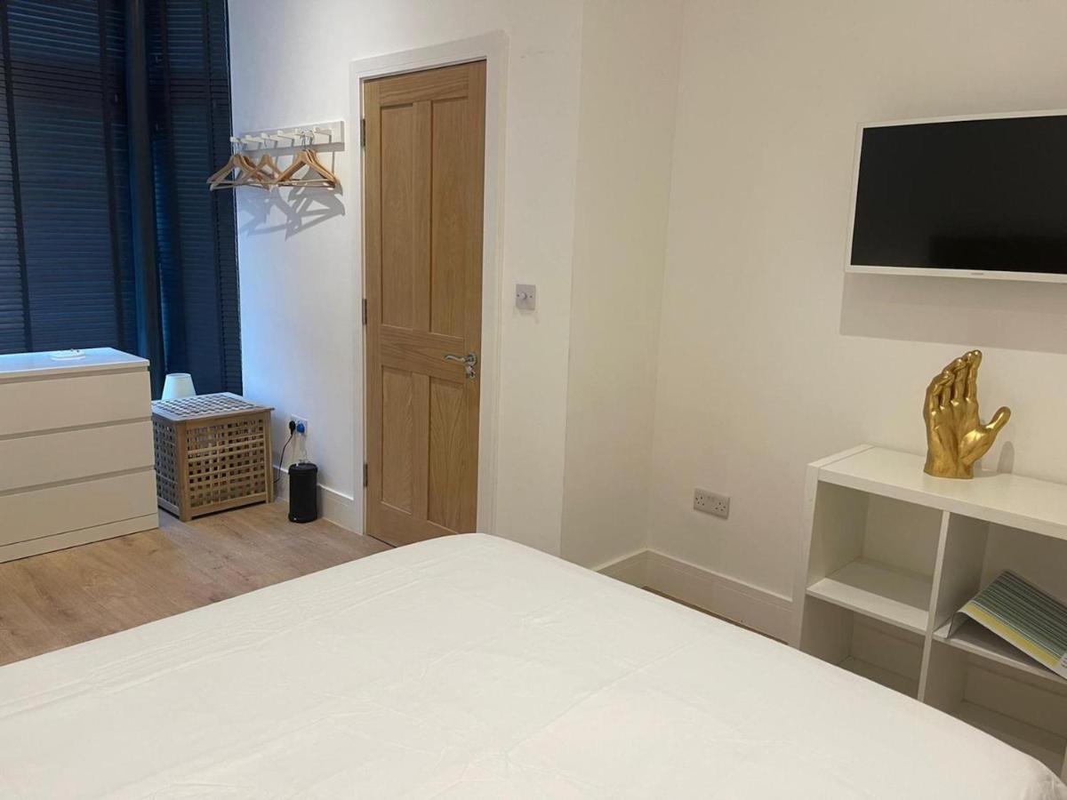 Bagshot Pennyhill Camberley Ascot Luxury 2 Beds 1 Bath Sleeps 4 Pets Ok Permit Parking Apartment Exterior foto
